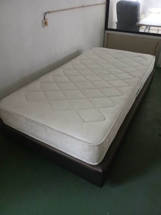 Sommier com colchão