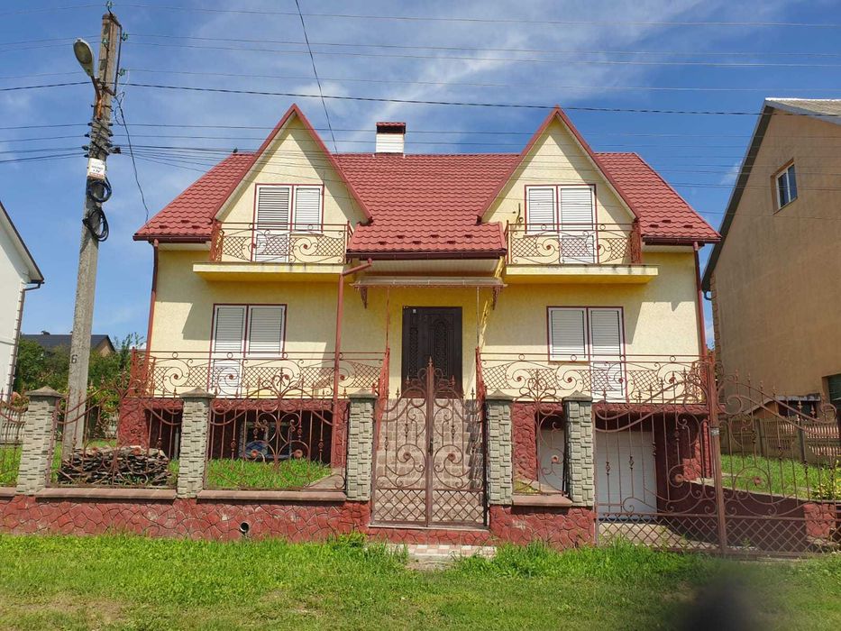 Продаж сучасного будинку 281 м² з панорамною терасою, каміном та видом на місто!