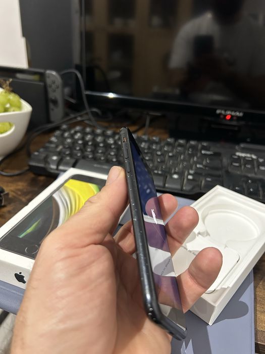 Iphon SE 2020 b. dobry