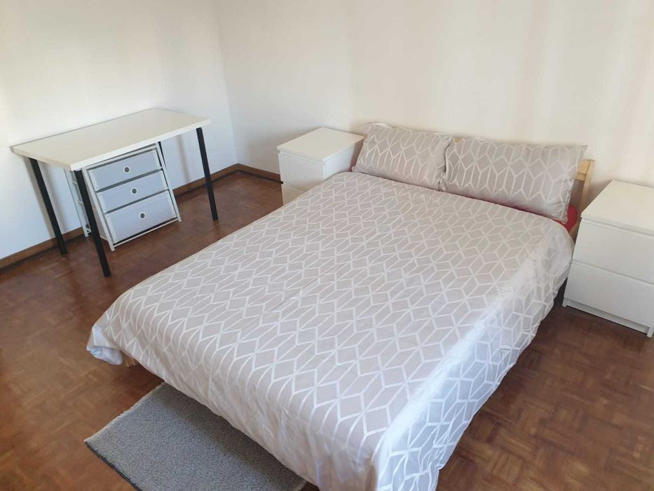 Quarto de casal para arrendar em Odivelas