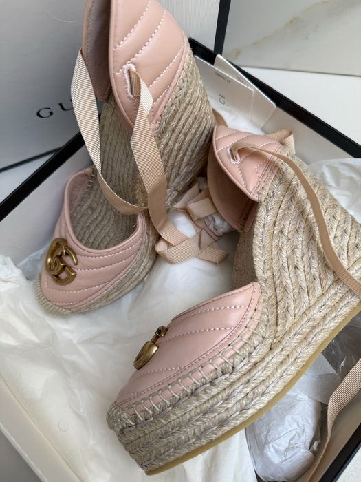 Buty na koturnie espadryle Gucci pudrowy róż 37