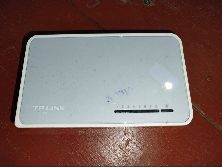 Комутатор  TP-Link TL-SF1008D 
все порты рабочие