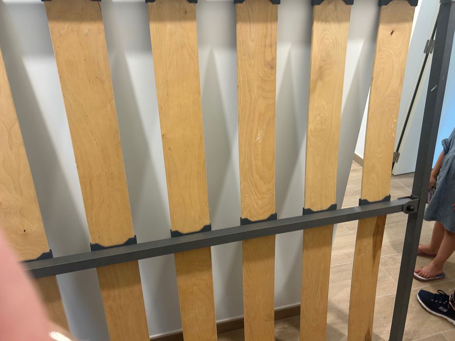 Estrado de cama com pernas só que tiramos