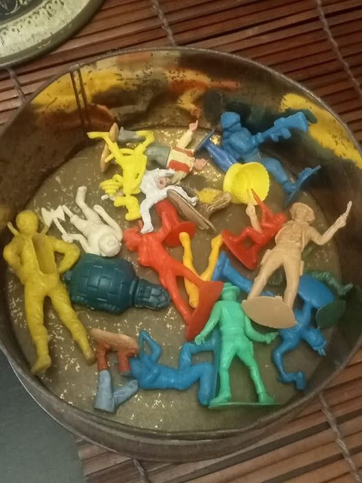 Lote de bonecos monocromáticos