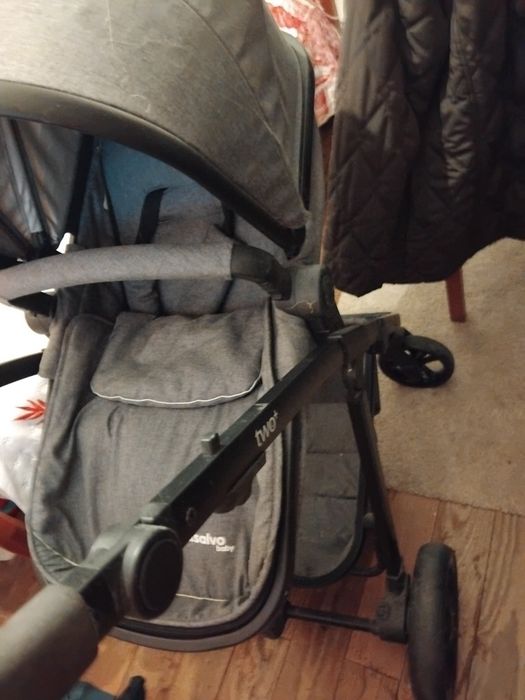 Carrinho de bebé de passeio e usado andei com ele pouco tempo mas ainda tá novinho
