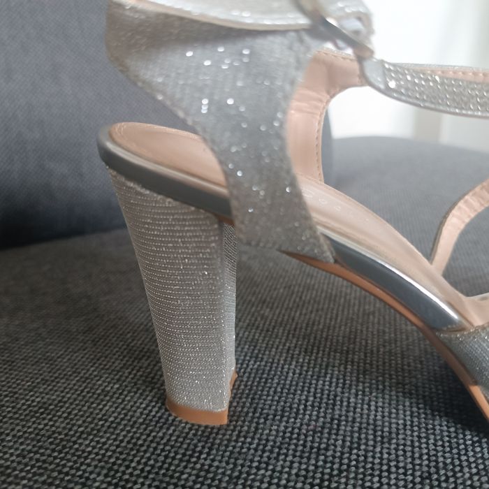 Srebrne sandałki jak nowe - na słupku rozm. 38