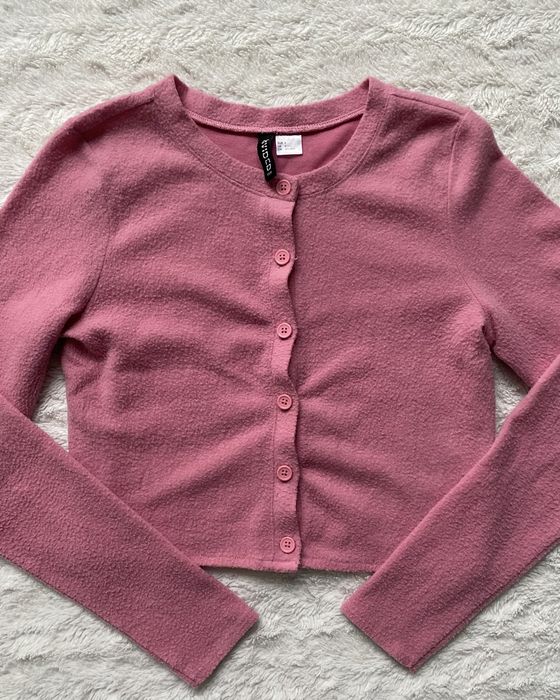 Różowy kardigan sweter krótki baranek zapinany