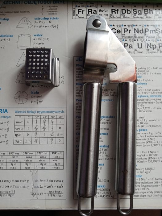 Wyciskarka do czosnku z wyciąganym pojemnikiem