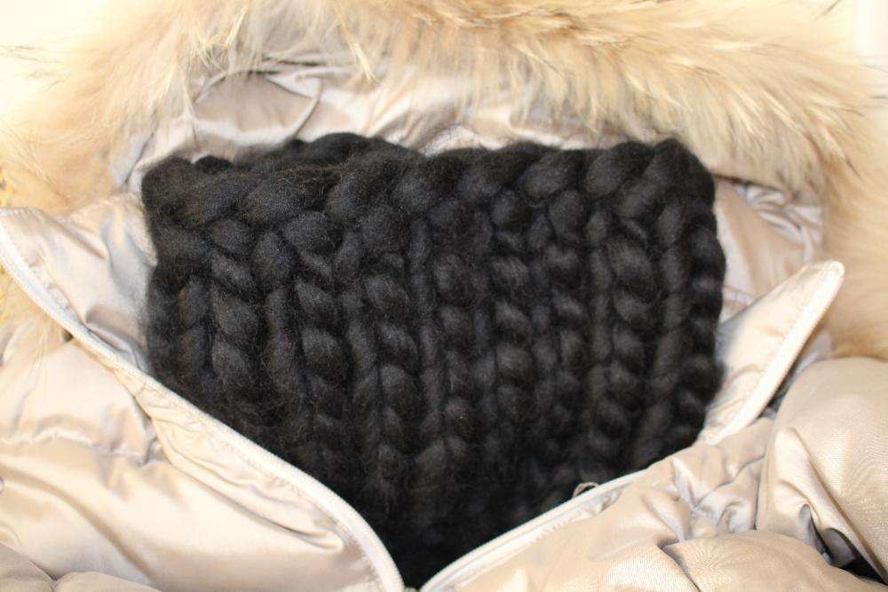 Czarny komin - szal na drutach - gruby splot, wełna super bulky