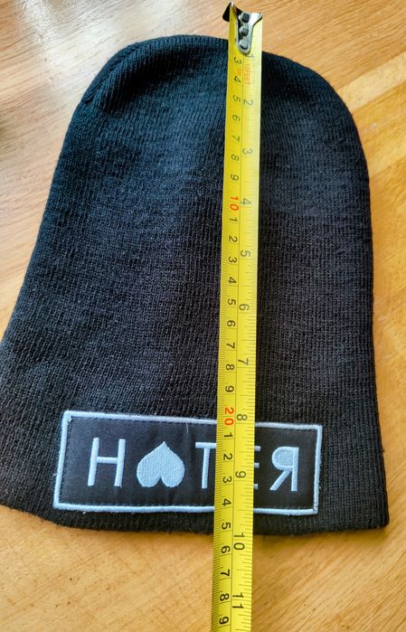 Czapka smerfetka firmy Rebell, czarna, napis „Hoter”