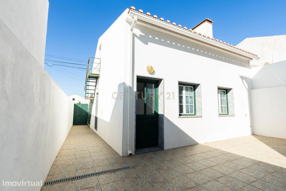 Moradia T4 Mobilada e Equipada com Garagem e Anexo no Bairro do Altinh