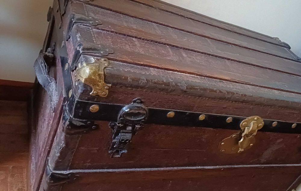 Baú de madeira antigo