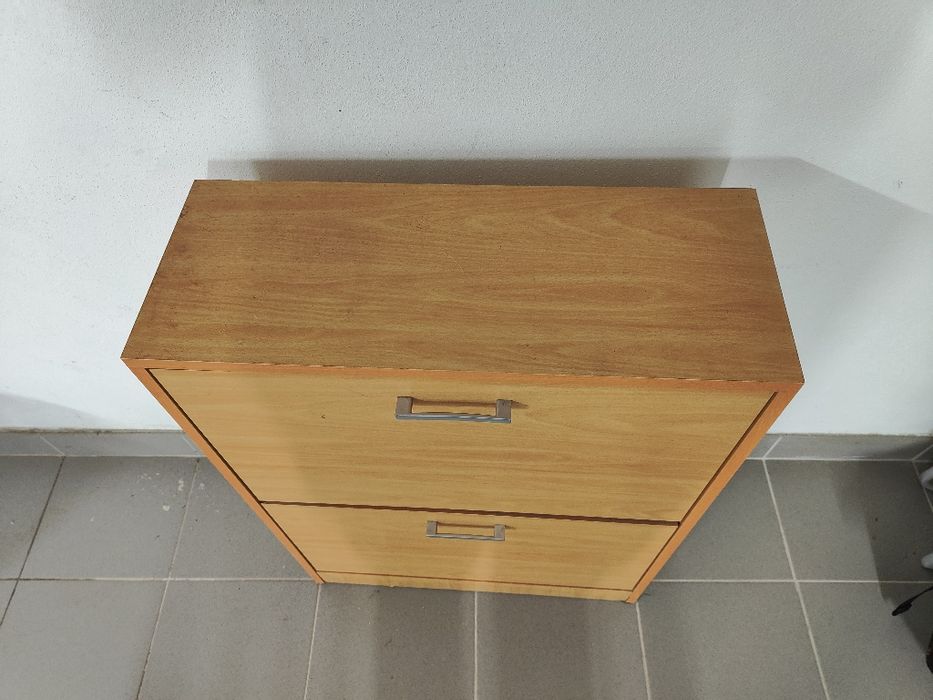 Vendo sapateira usada.