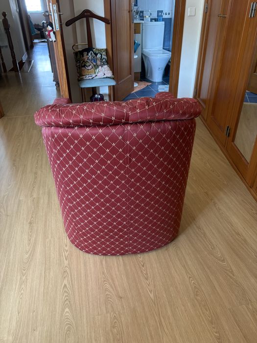 Poltrona de Design Clássico Envolvente – Bordô e Dourado
