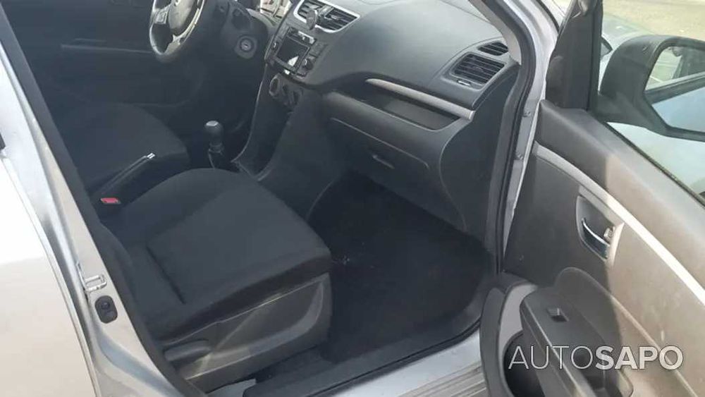 carro suzuki swift cinzento 2011 5 portas