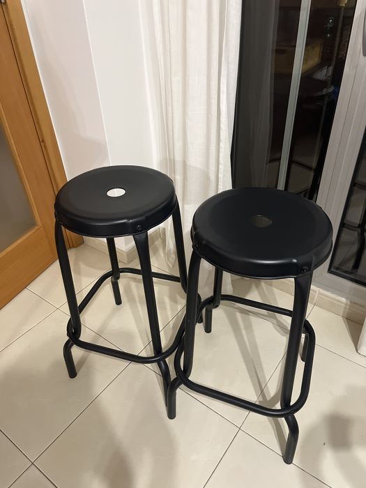 2 bancos de aço do IKEA pretos