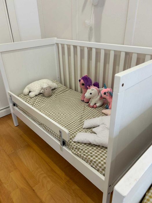 Berço IKEA SUNDVIK + colchão JÄTTETRÖTT + lateral segurança NATTAPA