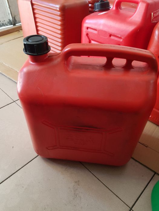 Jerrican para Combustível 20 Litros 15 CADA ( tenho varios a escolha )