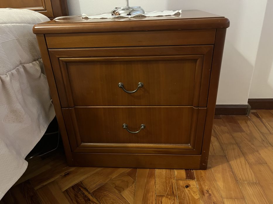 Mesa cabeceira em cerejeira