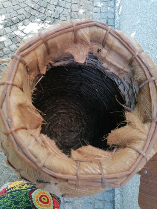 Cesto em  vime bom estado - PEÇA ÚNICA! Muito leve! Dá para enviar CTT