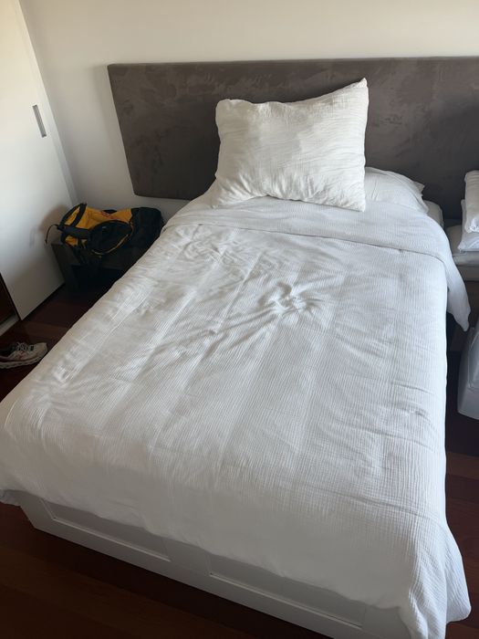 Cama de casal com 4 gavetas de arrumação + colchão | 145x210 cm
