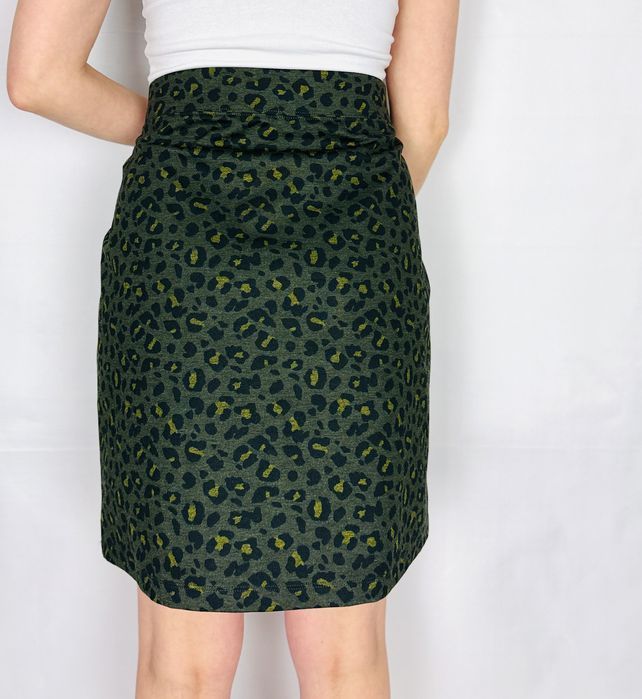 Ciemnozielona spódnica mini w panterkę L 40