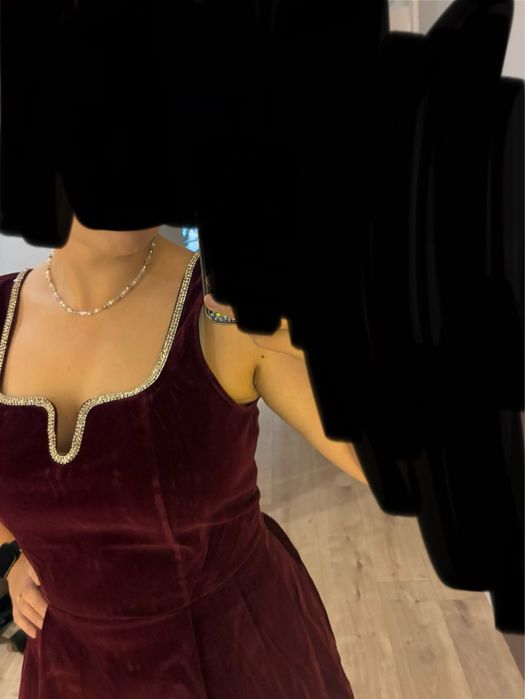 Welurowa sukienka bordowa z ozdobnym dekoltem rozm 42 mohito