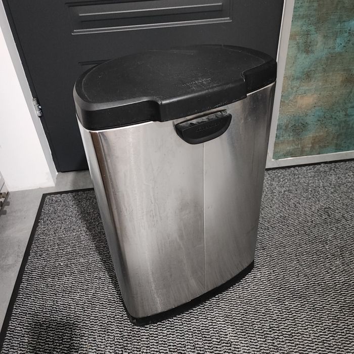 Kosz na śmieci w bardzo dobrym stanie