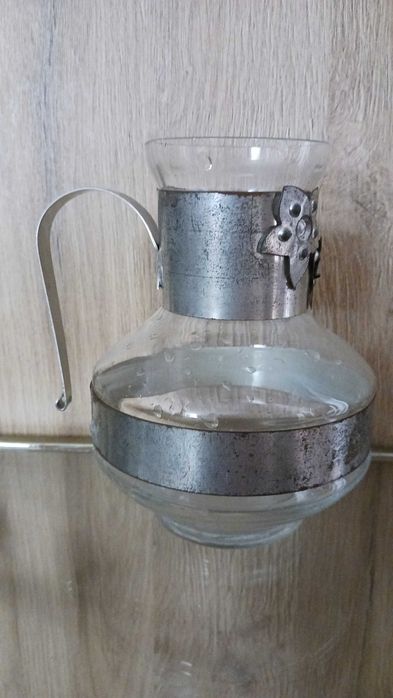 Szklany dzbanek prl z metalową opaską