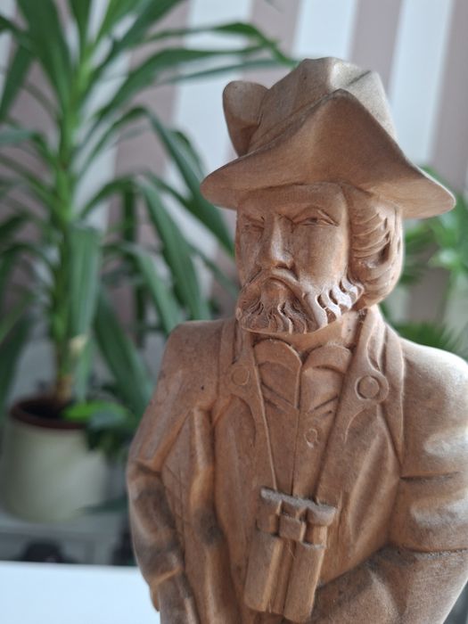 Drewniana figurka wędrowca / myśliwego