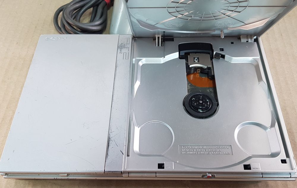 Sony PlayStation 2 (model SCPH-70004)