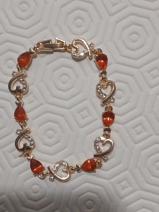 Pulseira com pedras vermelhas