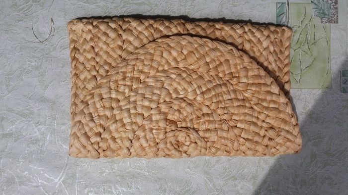 Подарок стильный клатч из соломки