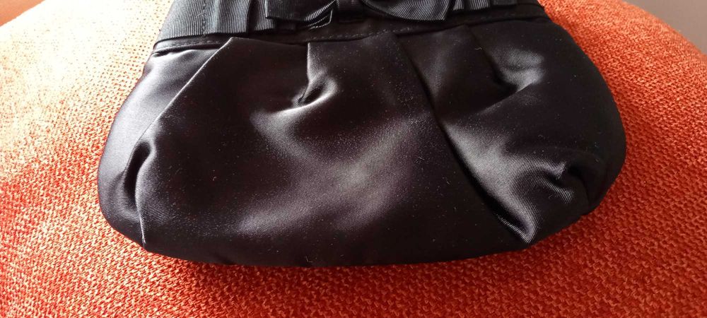 Clutch básica/ essencial cetim preto com laço