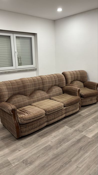 Conjunto sofá (c/ sofá cama) e 2 poltronas vintage