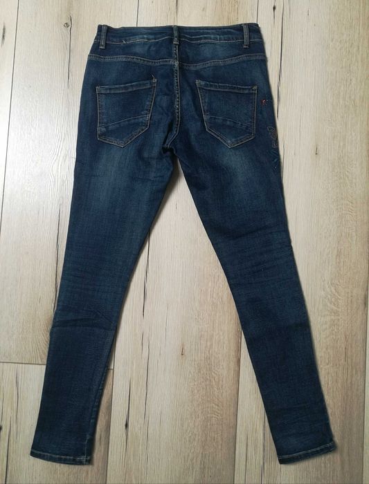 Damskie spodnie boyfrend z denimu z haftem na biodrze