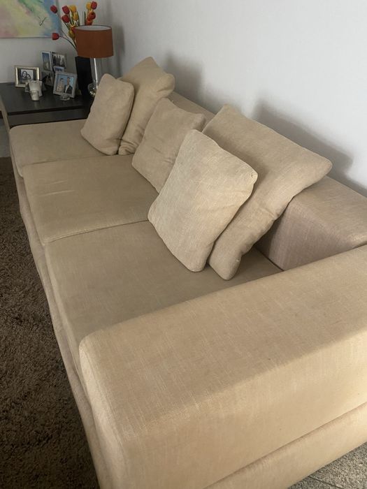 Sofá com almofadas e mesa de apoio