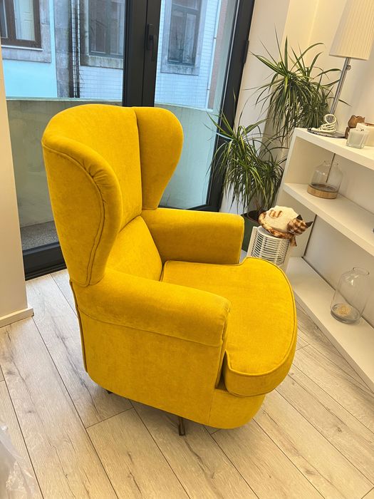 Poltrona Orejera em Veludo Mostarda (Design Moderno)