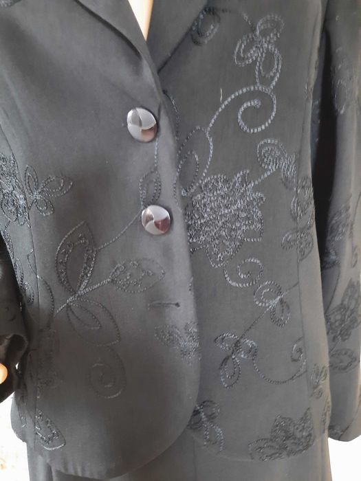 Kostium czarny z wzorami rozmiar 46