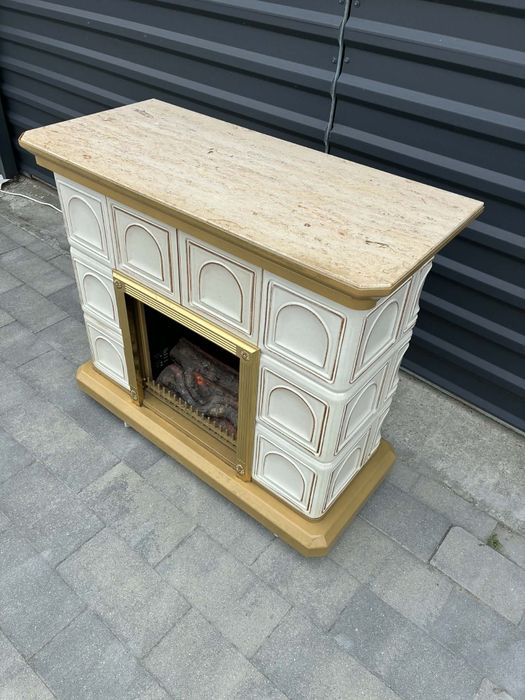 Kominek elektryczny z kafli ceramicznych