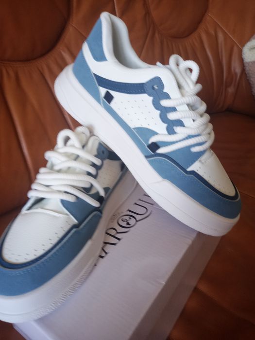 Sneakersy biało- niebieskie sprzedam