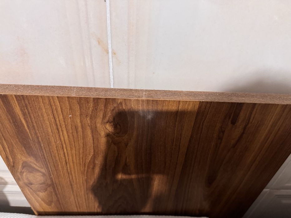 Mesa redonda com estesao  de madeira  com 4 cadeiras 1.10N Ext 1.60