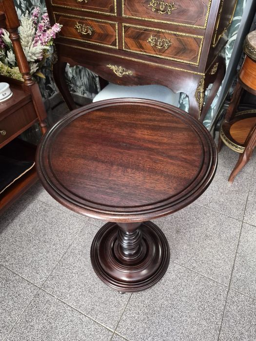 Elegante Mesa Pedesta Redonda em Madeira Maciça.