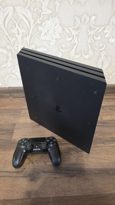 PlayStation 4 Pro 1TB CUH-7116B з джойстиком та 2 диска