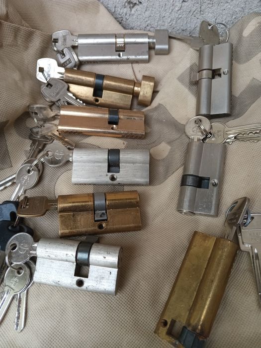 продам дверні ручкі.