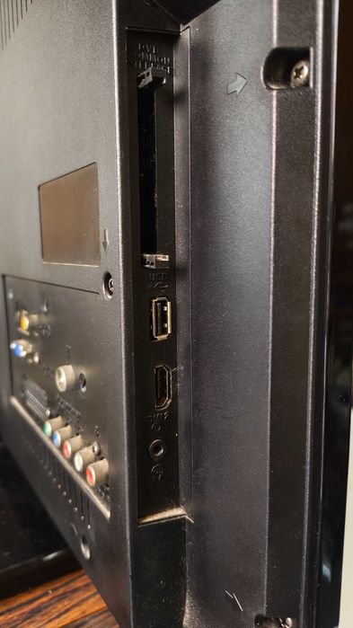 TV Toshiba 32HL833G com 32 polegadas em bom estado e a funcionar!