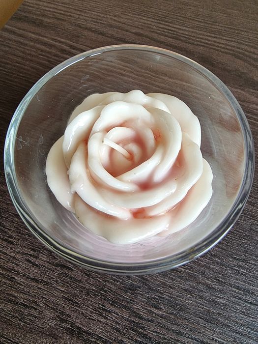 Świeca róża w szklance