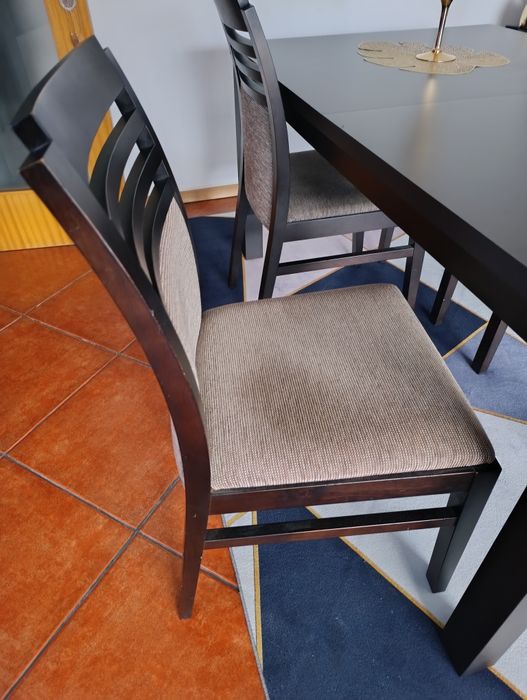 Mesa preta massiça marca antarte  MT bom estado e 4 cadeiras