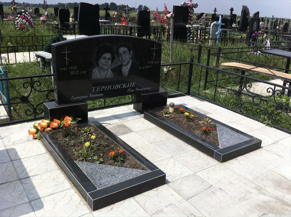 Гранитний памятник на могилу