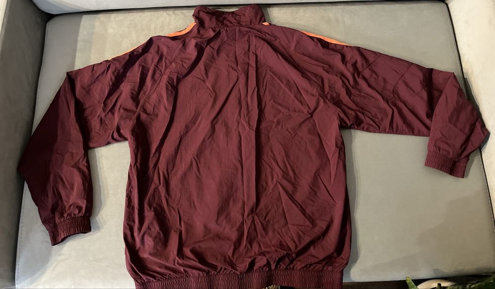 Ветровка Adidas.